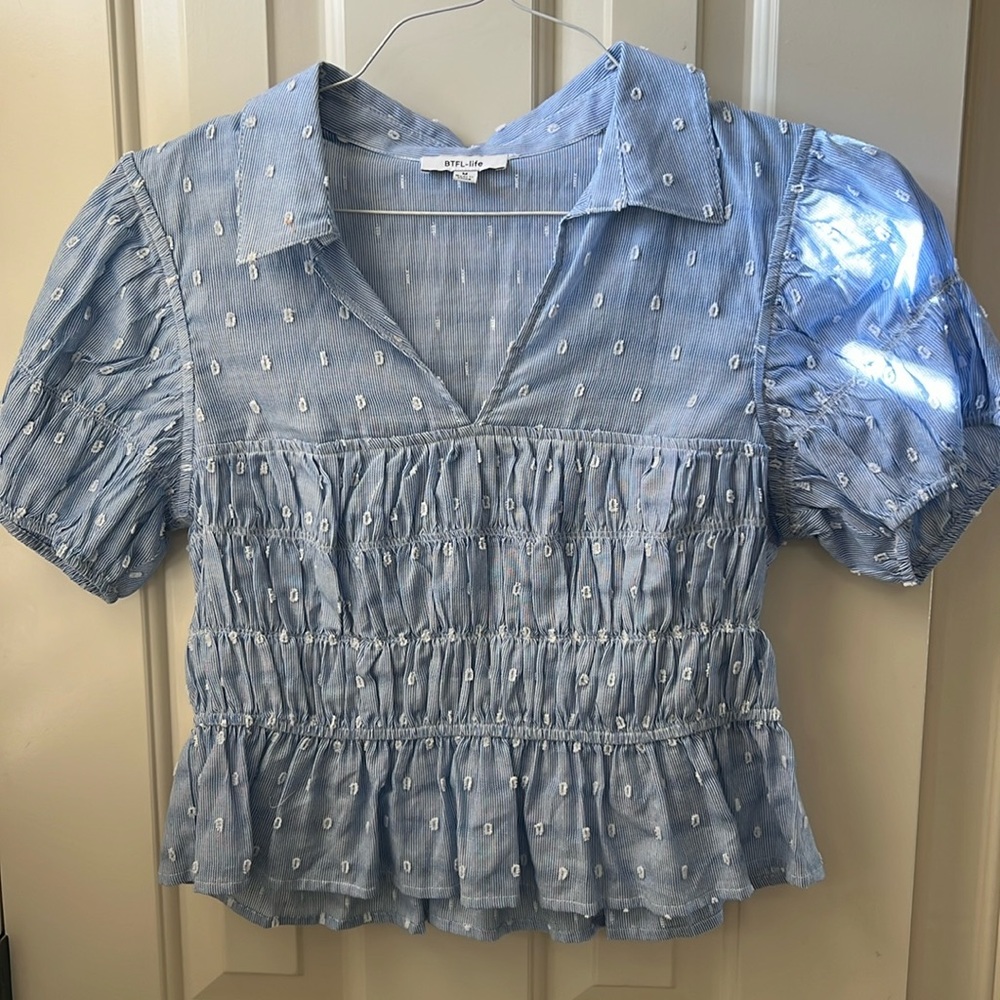 New, no tags, size medium, never been worn. Ruched and crop length